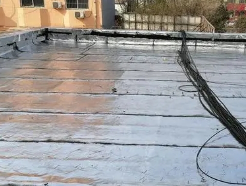 自贡市卫生间漏水维修公司分享下自贡市屋面楼顶防水刚性防水层施工要点。